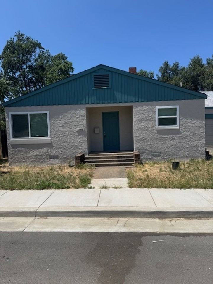 1916 8th St - Photo 2 of 11