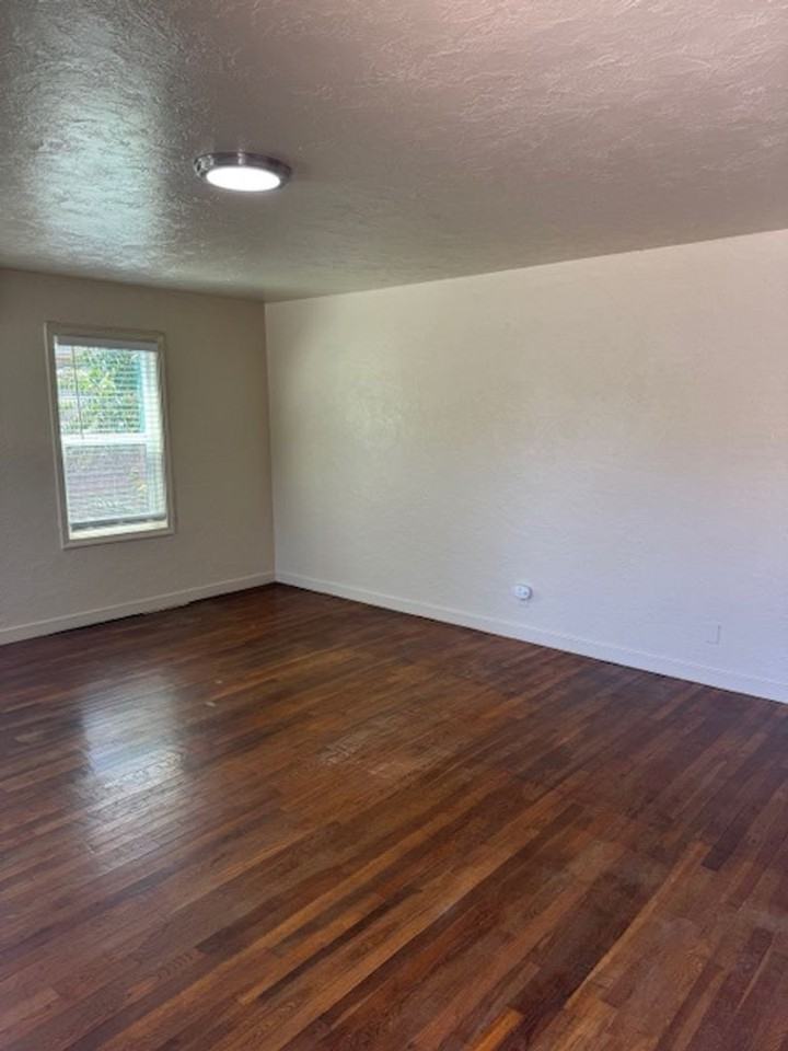 1916 8th St - Photo 3 of 11