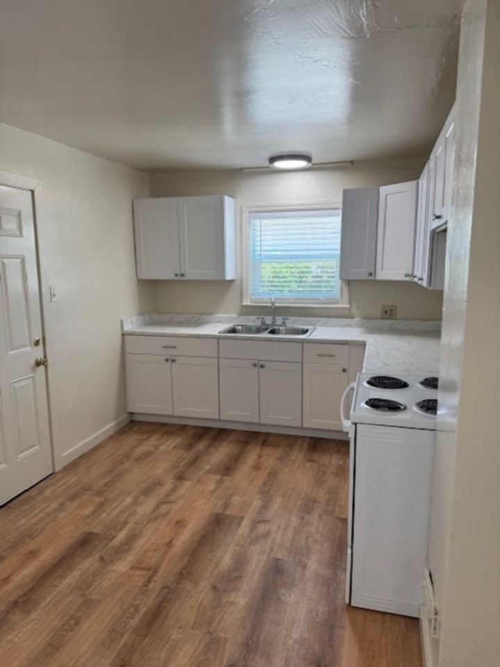 1916 8th St - Photo 5 of 11