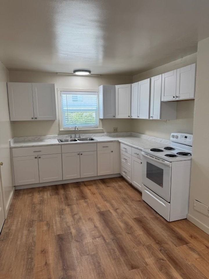 1916 8th St - Photo 6 of 11