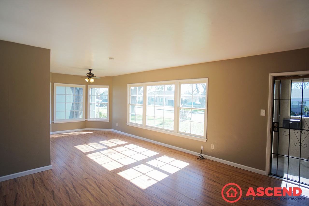 110 Lincoln St - Photo 2 of 13