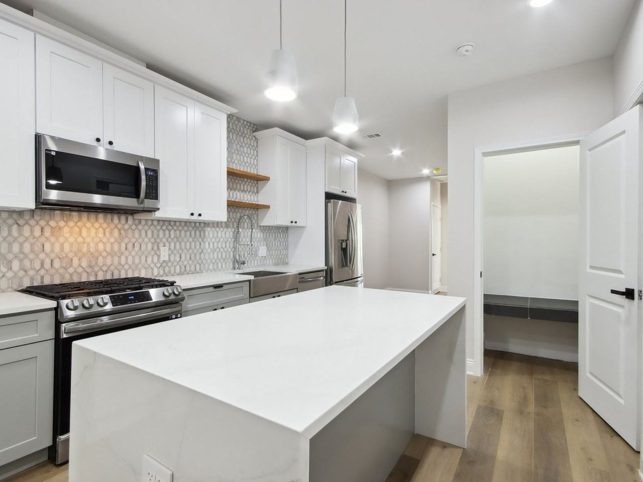 1904 Calumet St - Photo 4 of 25