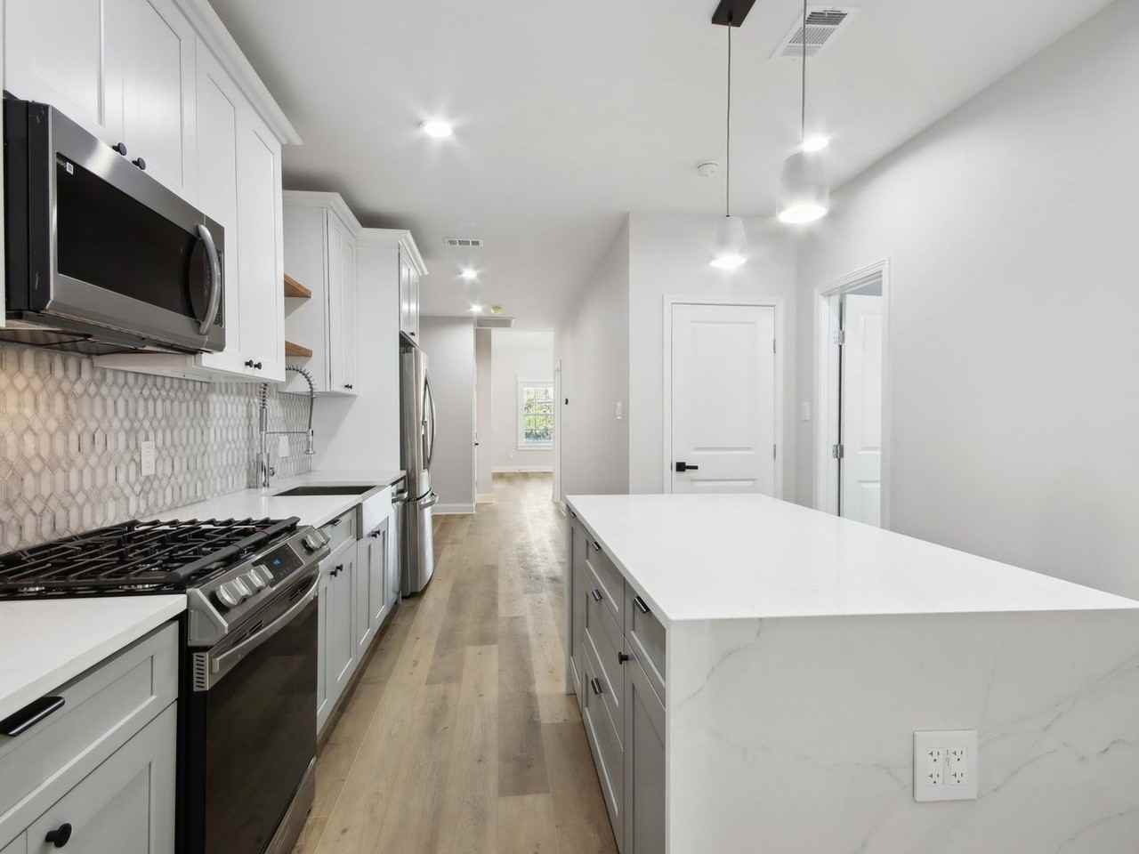 1904 Calumet St - Photo 5 of 25