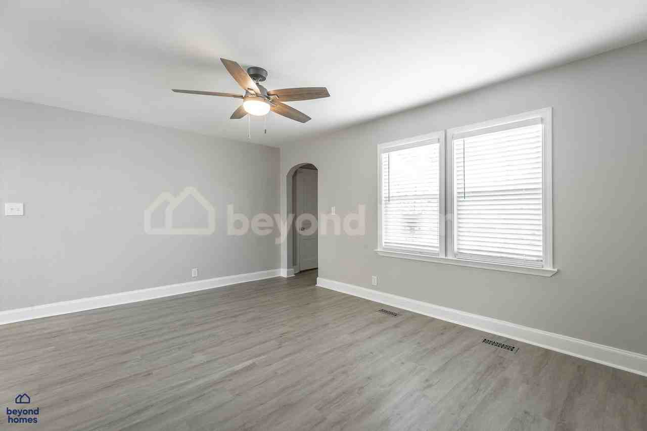 4242 Covington Dr - Photo 5 of 34