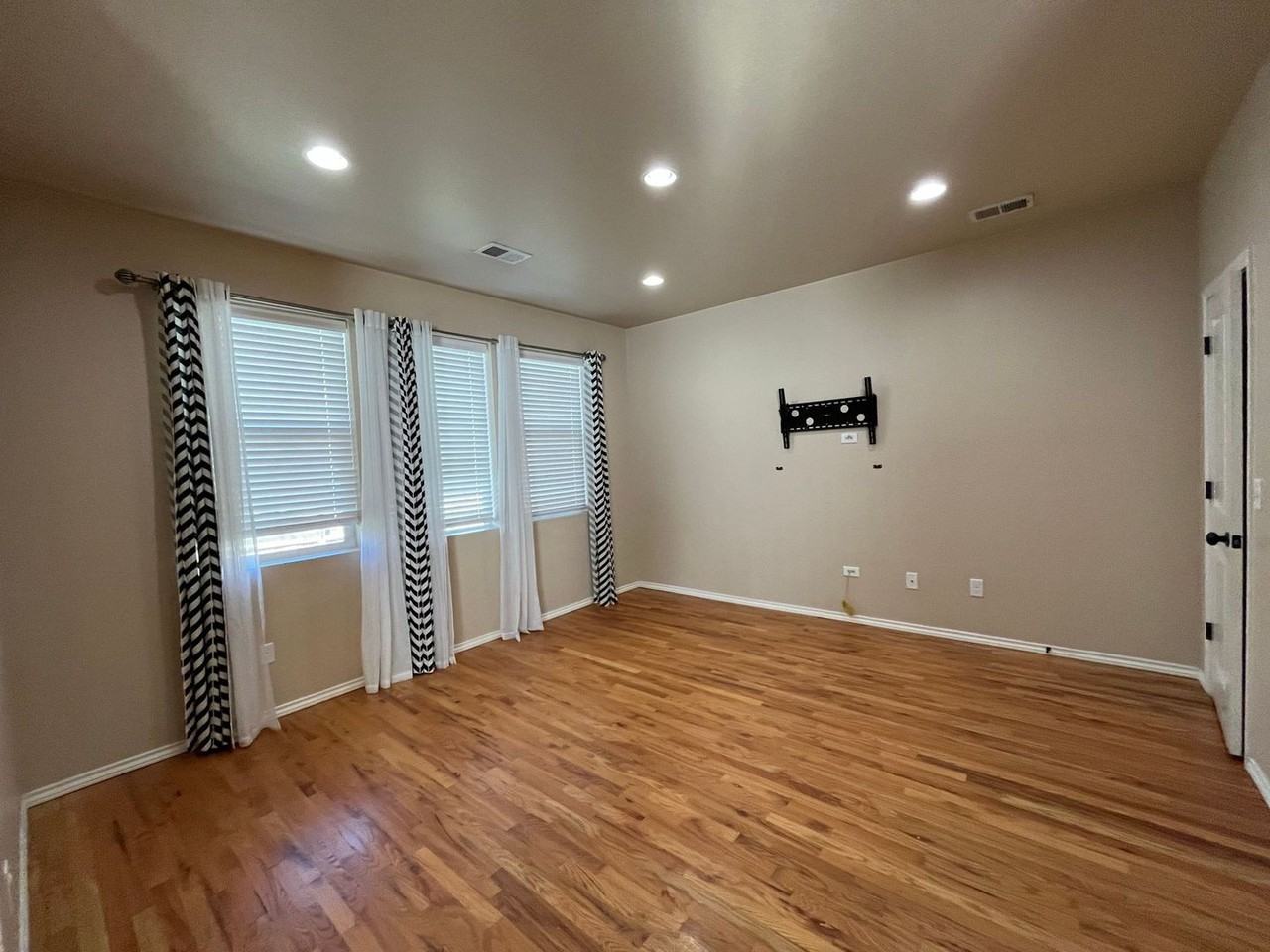 509 Walhalla Ct - Photo 7 of 25