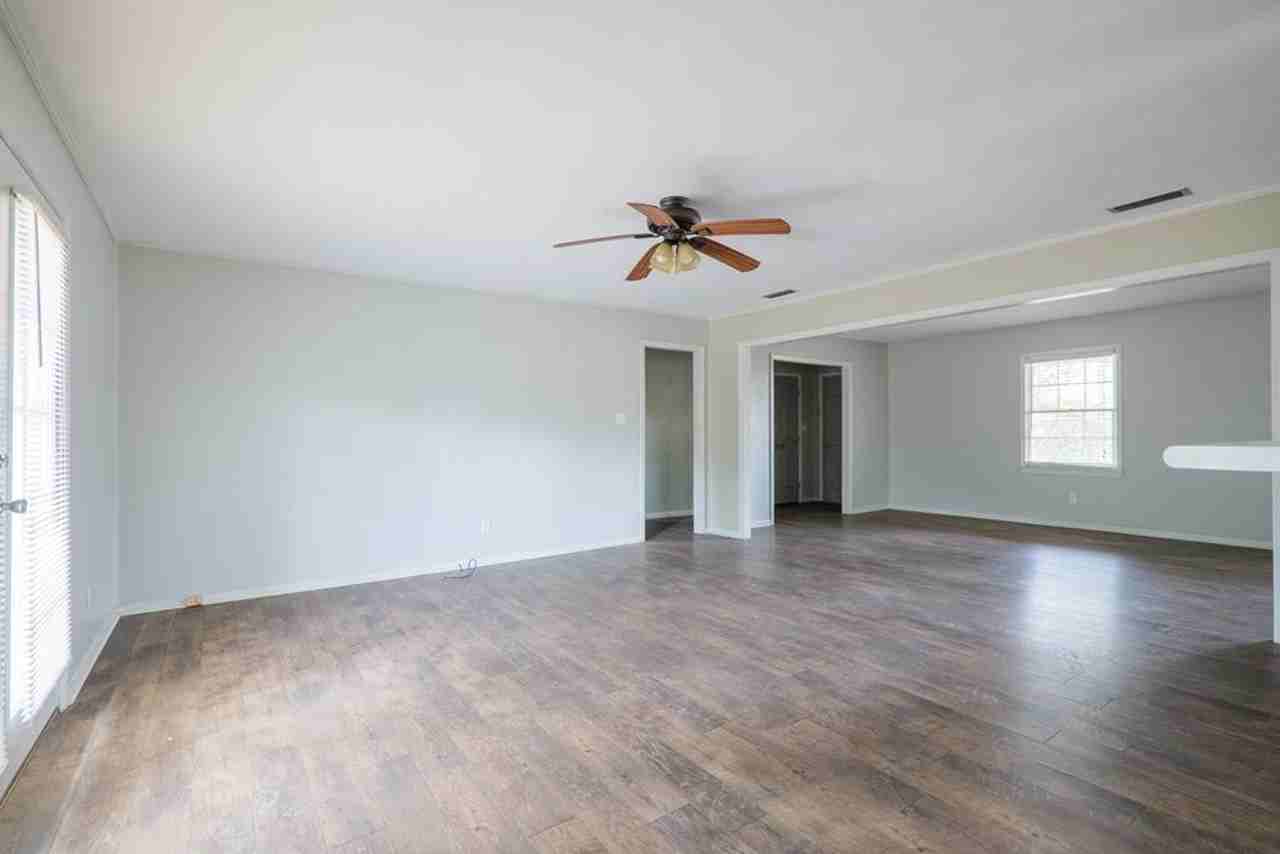 2205 Briarcliff Dr - Photo 2 of 20