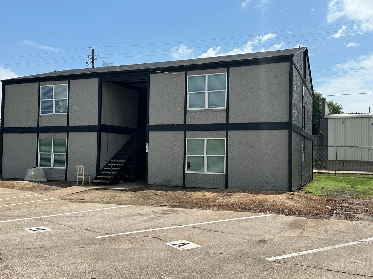 806 Oran Cir Apt H - Photo 2 of 8