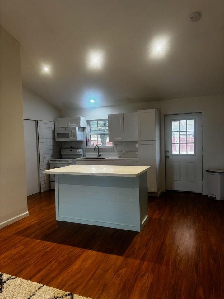 1119 Barnes St - Photo 2 of 8