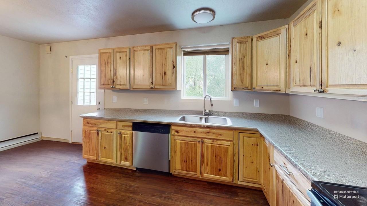 2494 Schutzen St - Photo 4 of 16