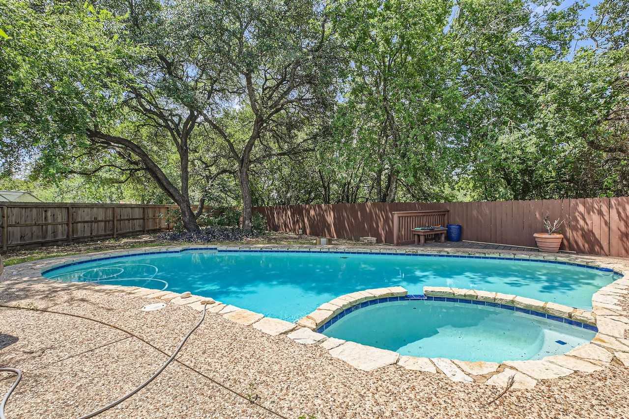 15707 Eagle Cliff St - Photo 2 of 35