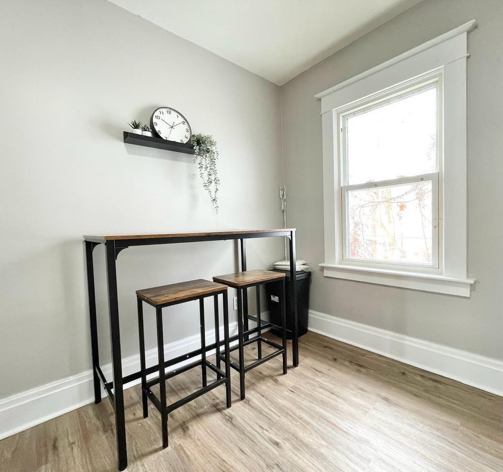 57 Queenston St - Photo 4 of 10