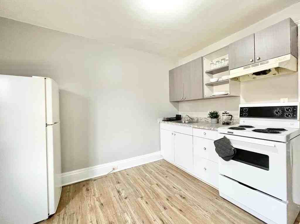 57 Queenston St - Photo 6 of 10