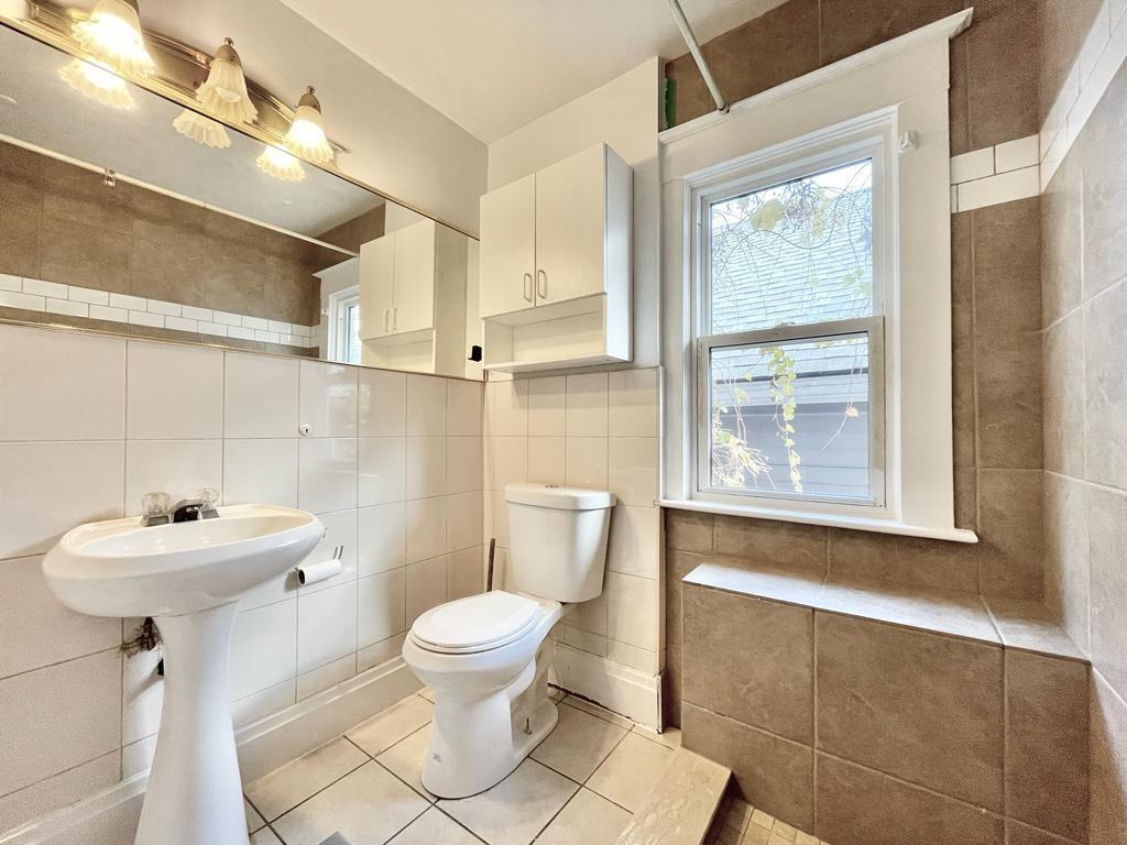 57 Queenston St - Photo 3 of 10