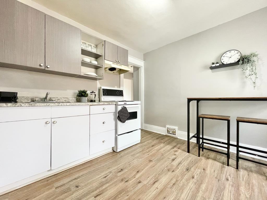 57 Queenston St - Photo 2 of 10