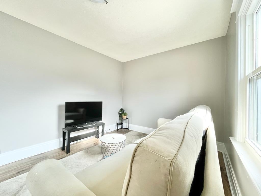 57 Queenston St - Photo 3 of 10