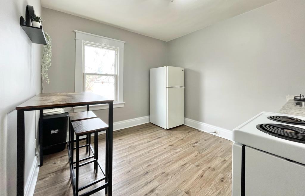 57 Queenston St - Photo 7 of 10