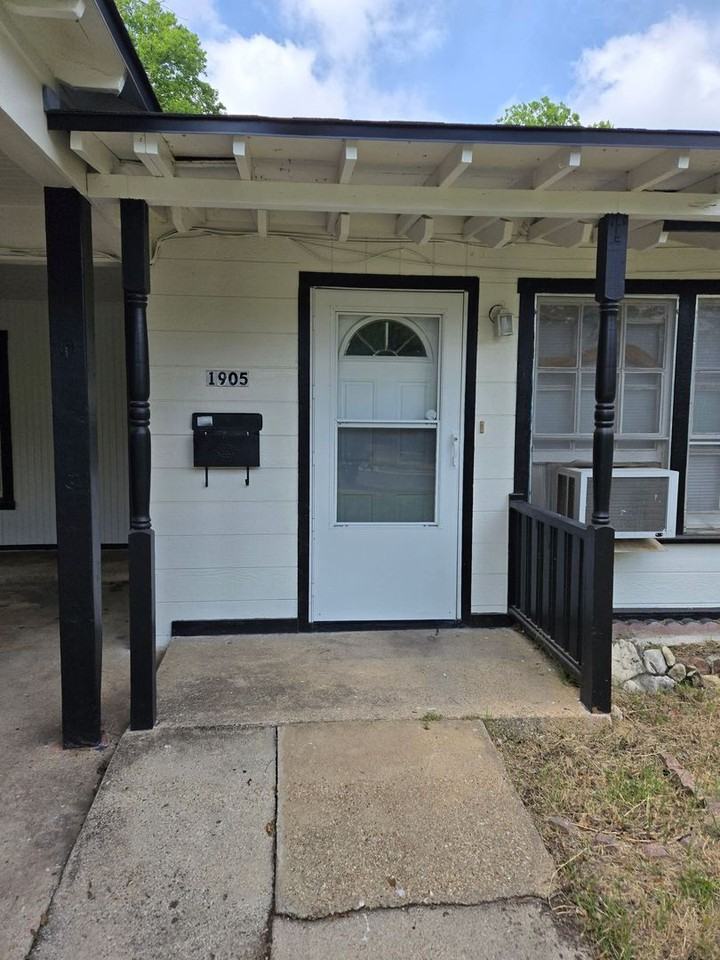 1905 Poage Ave - Photo 2 of 10