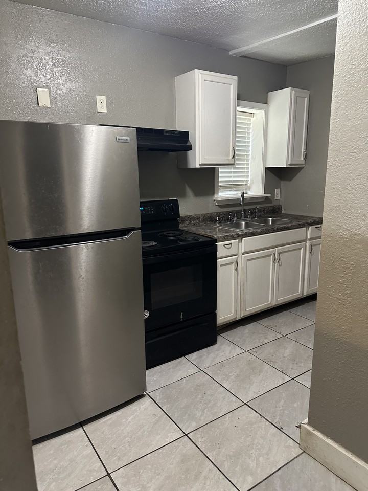 1407 Alabama St #C - Photo 3 of 10