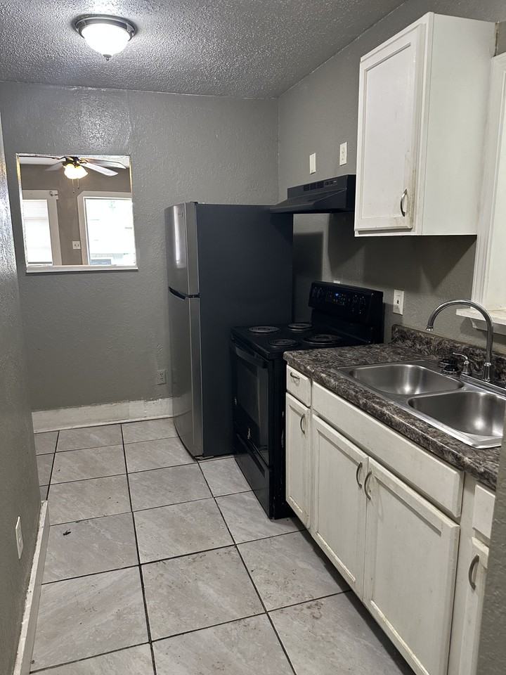 1407 Alabama St #C - Photo 4 of 10