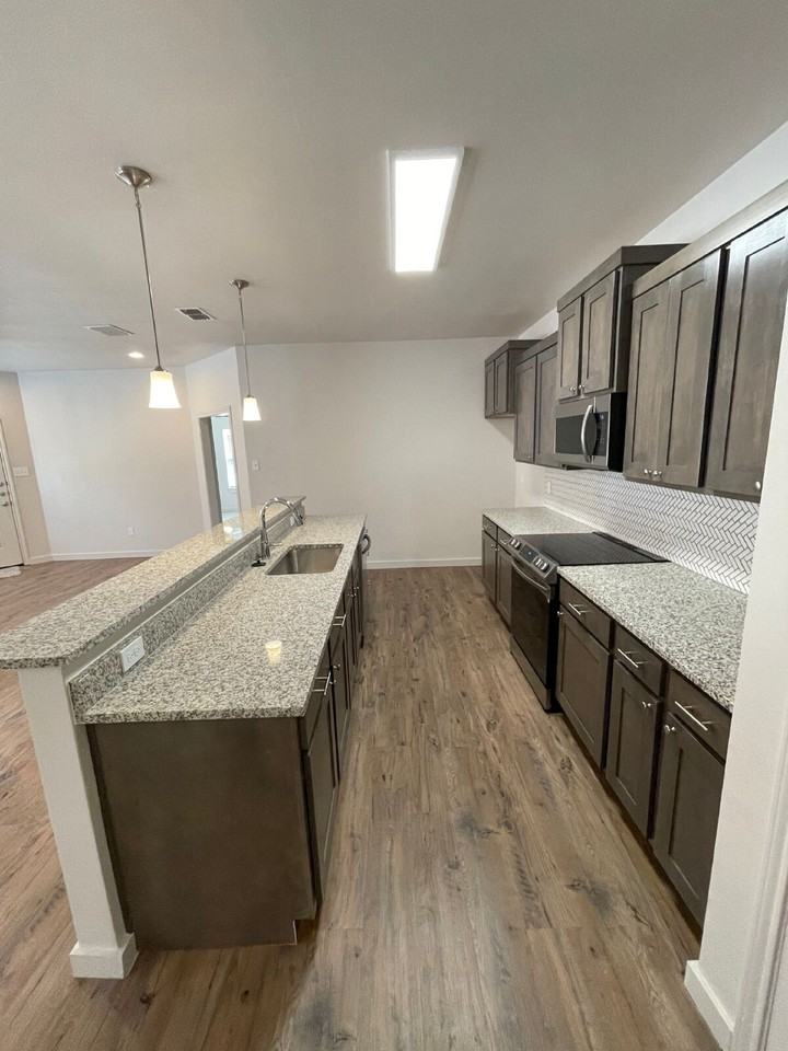 2541 134th St - Photo 5 of 10