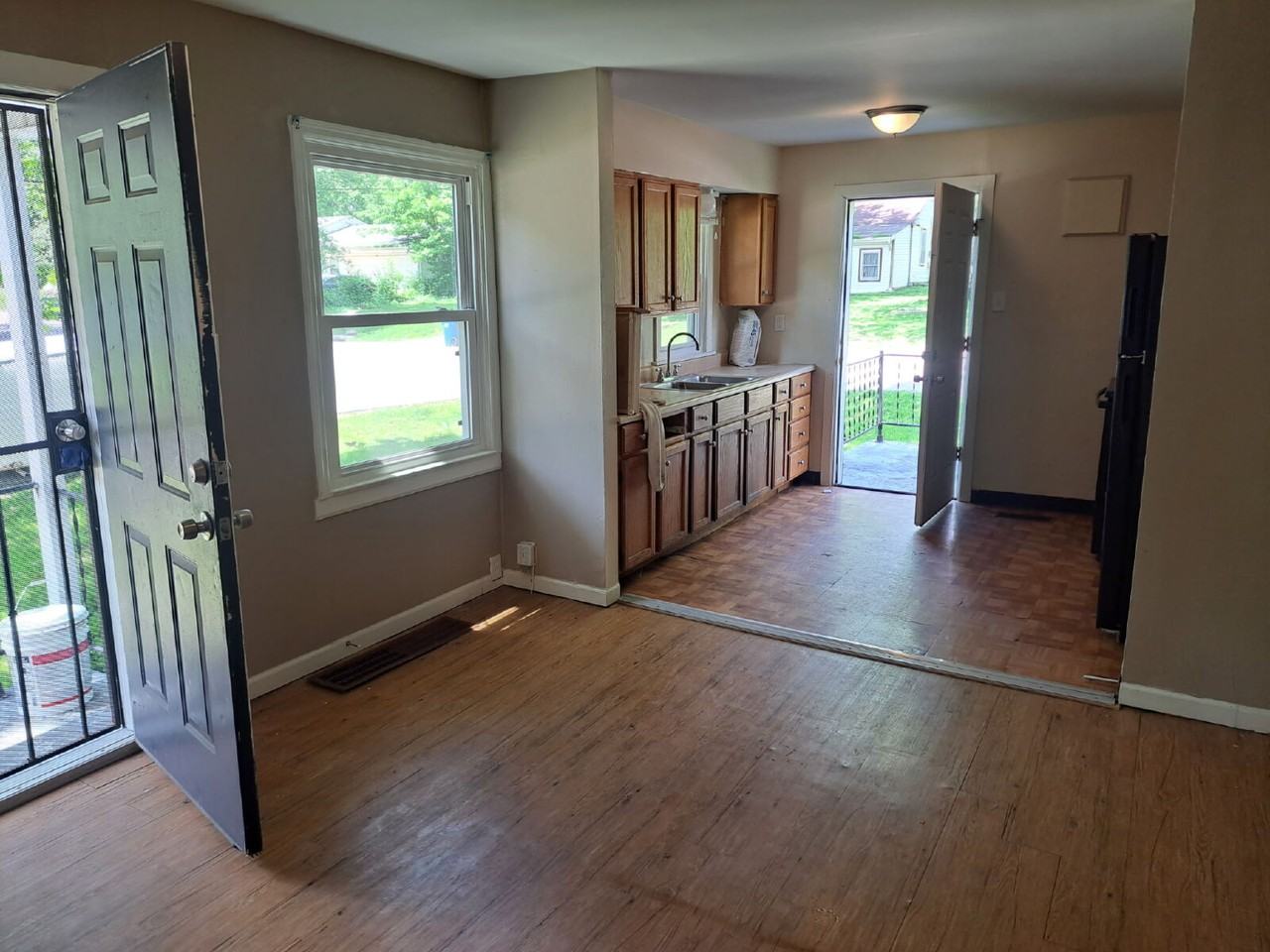10196 Winkler Dr - Photo 2 of 7