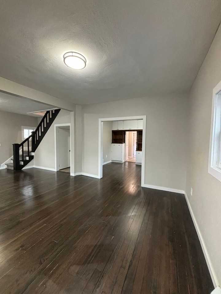 421 Sargent St - Photo 3 of 15