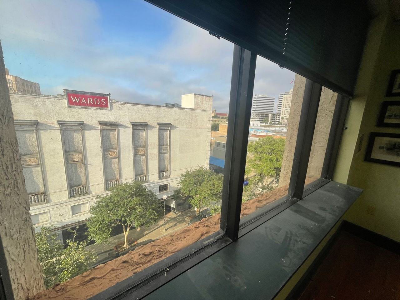 402 Peoples St - Photo 4 of 13