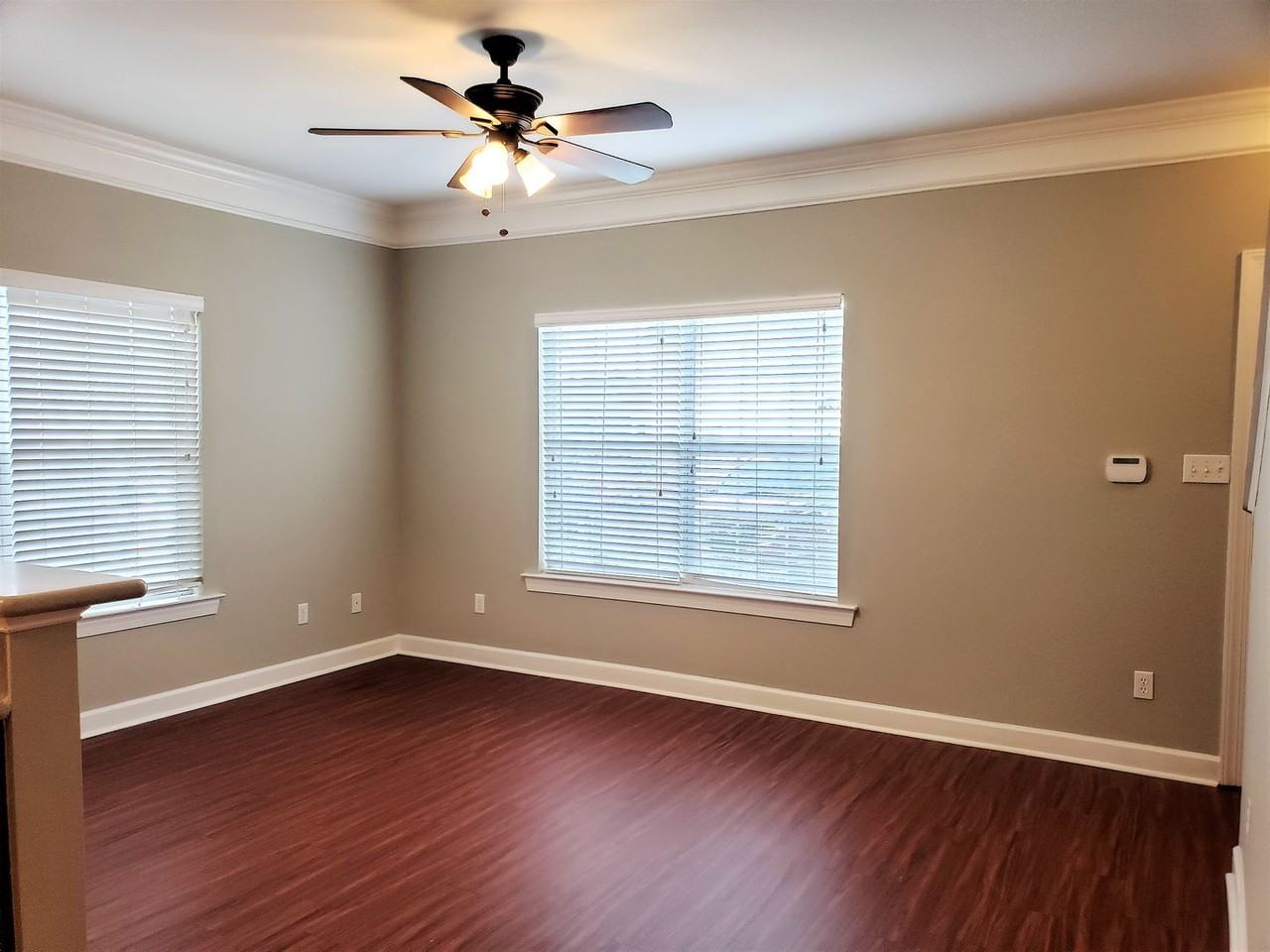 1900 Honolulu Ln - Photo 6 of 33