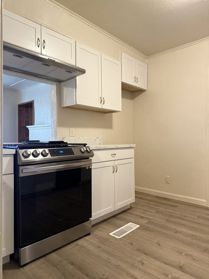 2451 6th Ave - Photo 7 of 31