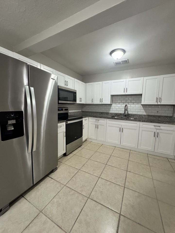 1605 E Maple Ave #NA - Photo 5 of 18