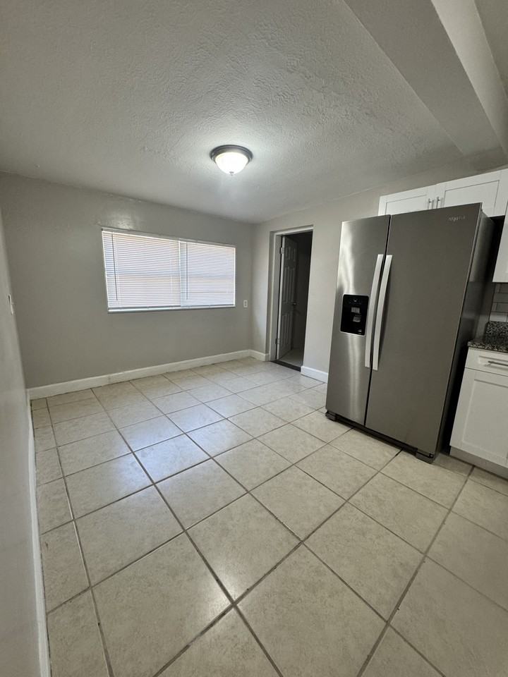 1605 E Maple Ave #NA - Photo 6 of 18