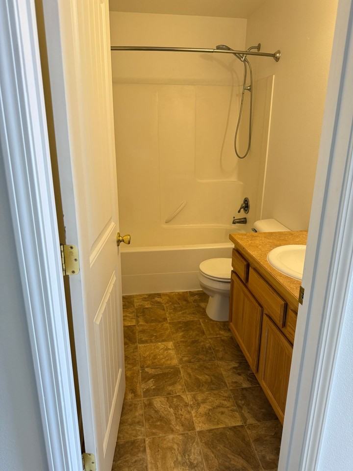 Centrally located, Cozy 2 Bedroom 1 Bath - Photo 5 of 10