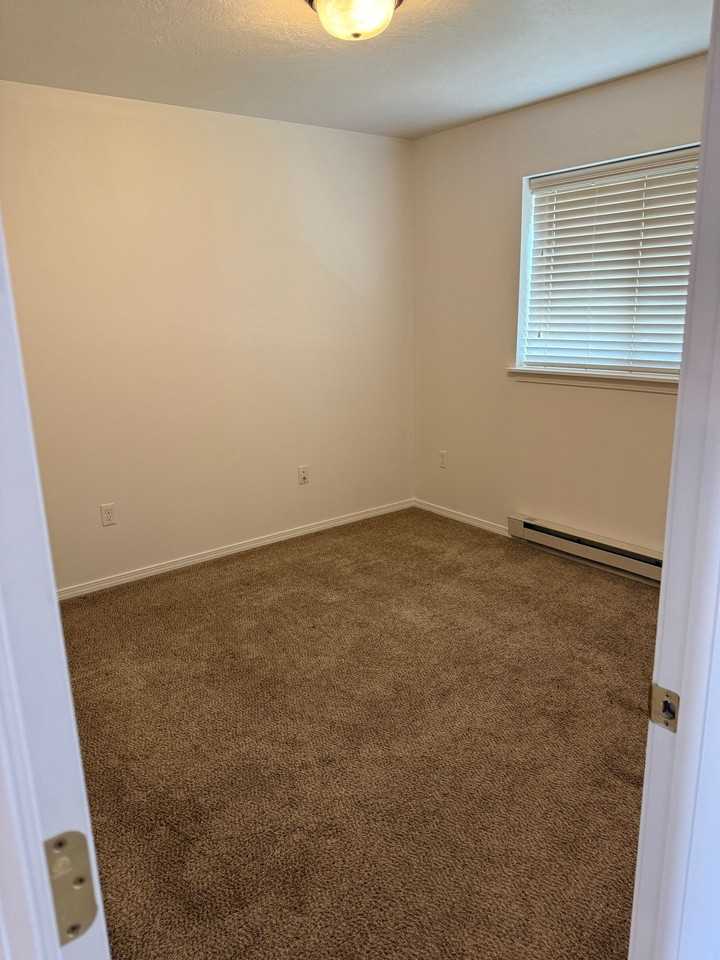Centrally located, Cozy 2 Bedroom 1 Bath - Photo 7 of 10