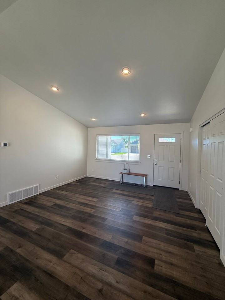 2057 Mahogany Ave - Photo 5 of 19