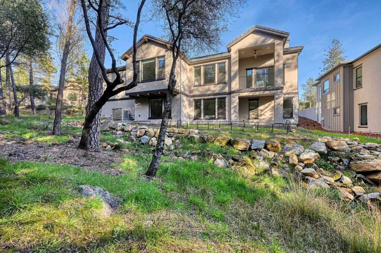 3020 Legends Dr - Photo 2 of 35