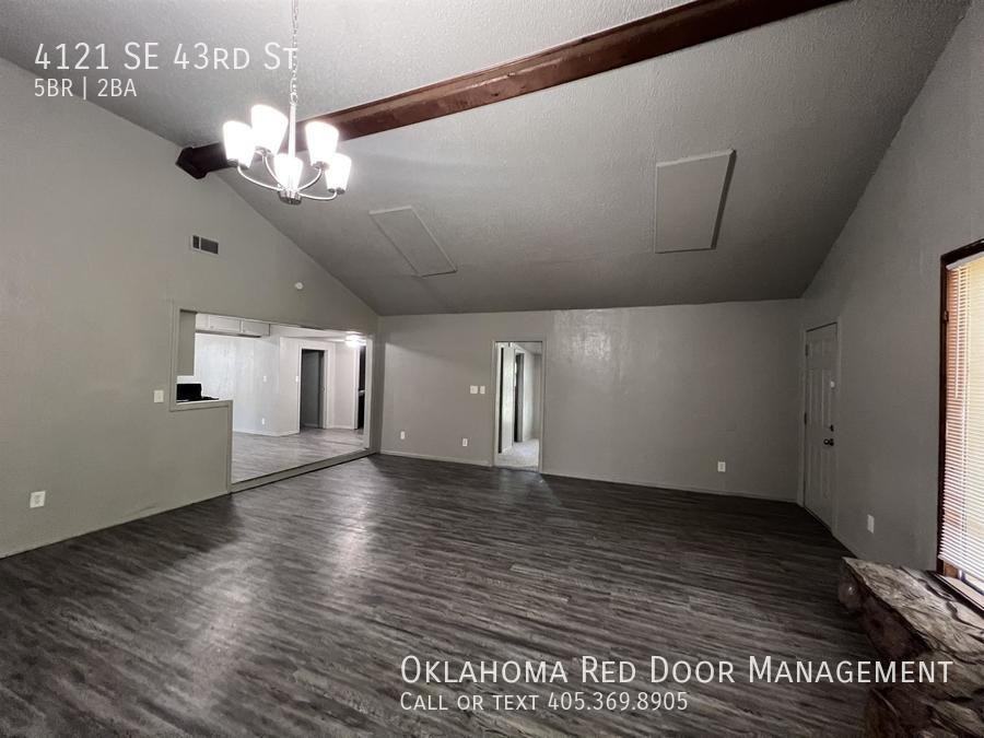 4121 Se 43rd St - Photo 2 of 28