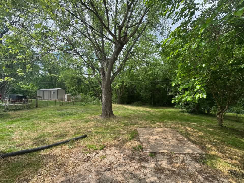 136 Crestview Dr - Photo 2 of 8