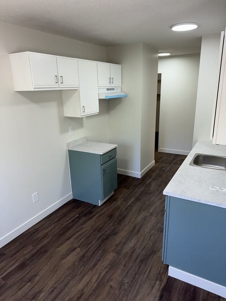 2221 Robinson St - Photo 2 of 10