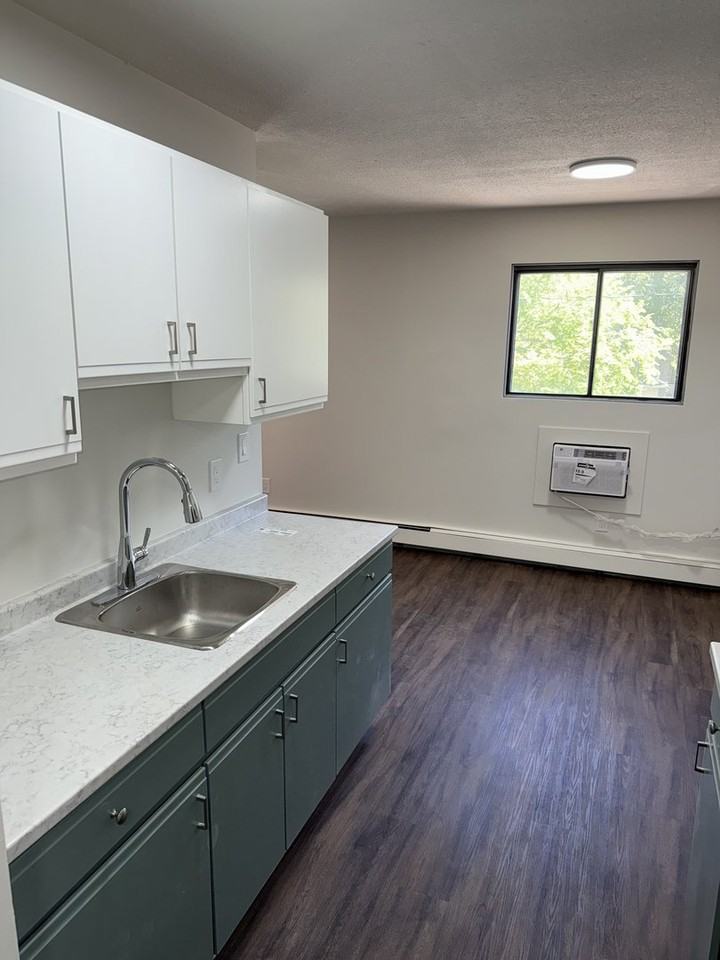 2221 Robinson St - Photo 3 of 10