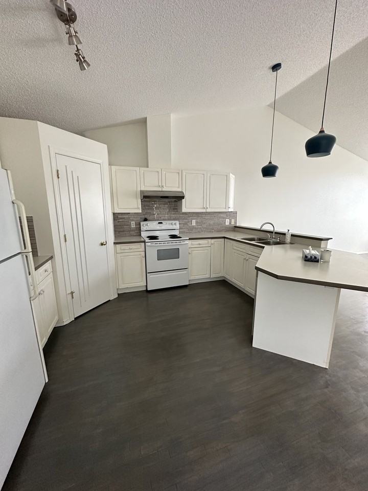 11717 9b Ave Nw - Photo 2 of 19