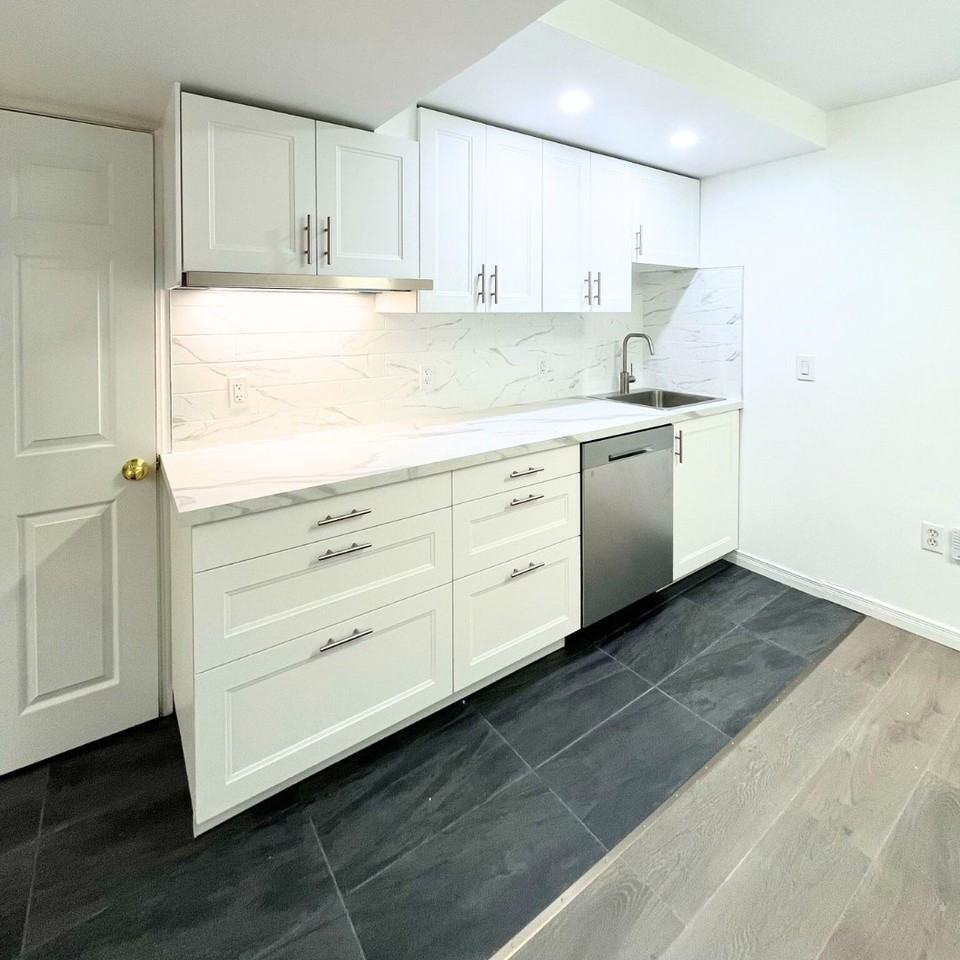 1570 Beaverbrook Ave - Photo 3 of 10