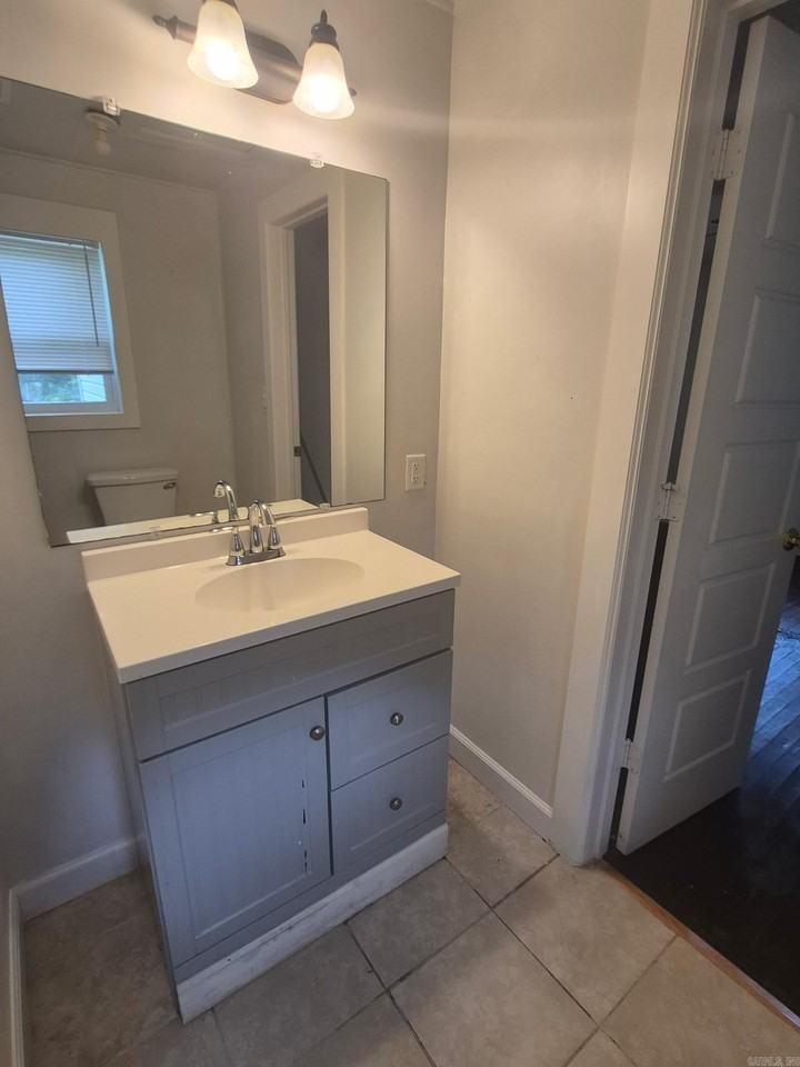 204 Glover St - Photo 4 of 7