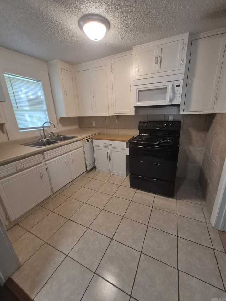 204 Glover St - Photo 5 of 7