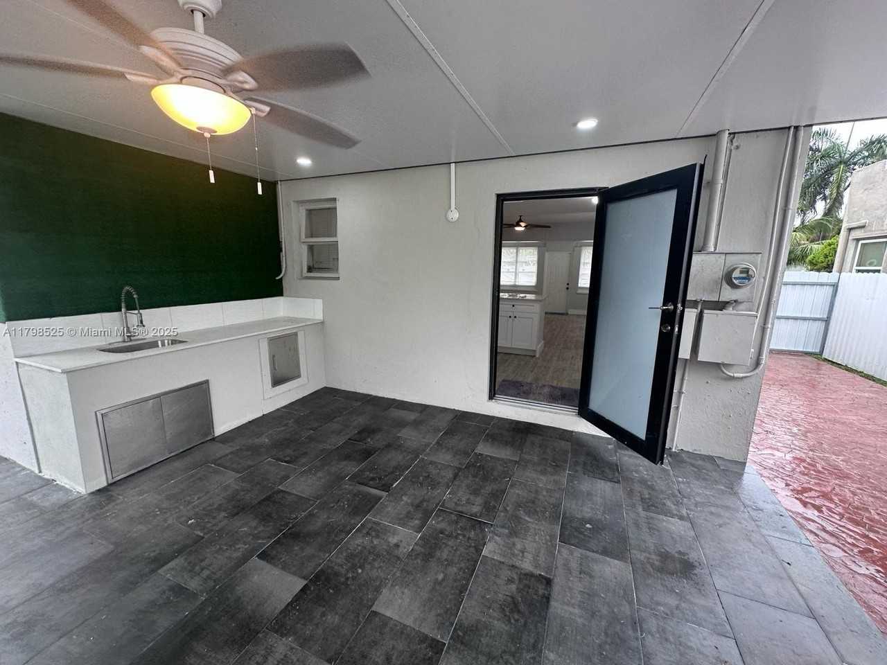 209 Sw 5th St #1 - Photo 4 of 14