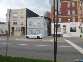 featured image of 902 River Rd