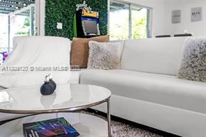 1020 Sw 8th St - Photo 4 of 8