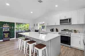 1020 Sw 8th St - Photo 5 of 8