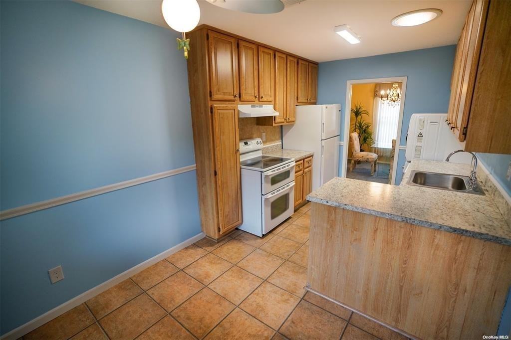 906 Gotham Ct S - Photo 3 of 16