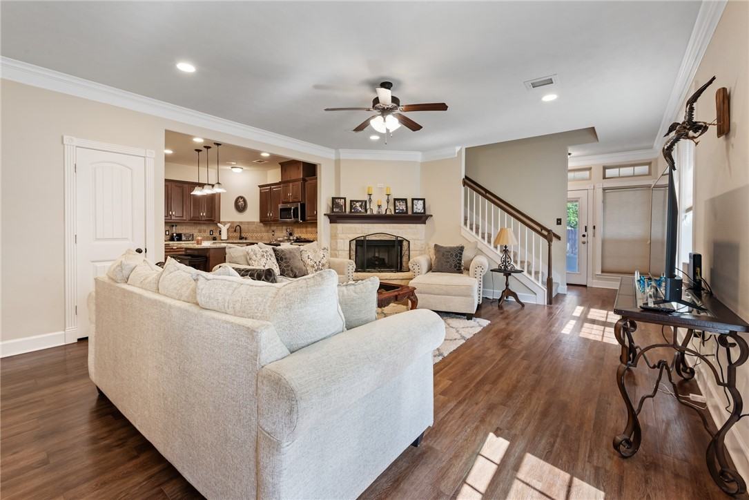 1806 Lakeshore Cir - Photo 3 of 20