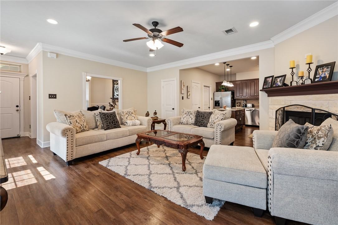 1806 Lakeshore Cir - Photo 4 of 20